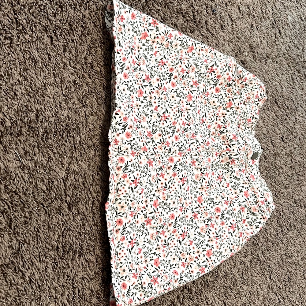 Cute floral print skirt. Carter Kids. Size S in women’s 💕⭐️